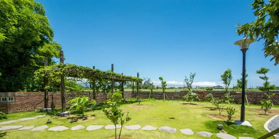 宜蘭 大翡翠莊園民宿-庭院草地與植栽