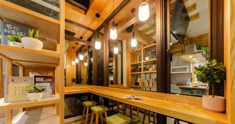 宜蘭山拾日光包棟民宿-餐桌與用餐空間