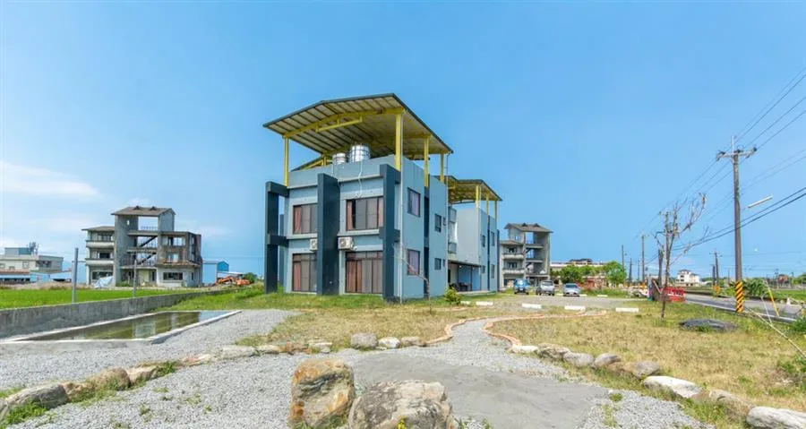 員山騎馬在隔壁民宿-建築外觀與周邊環境