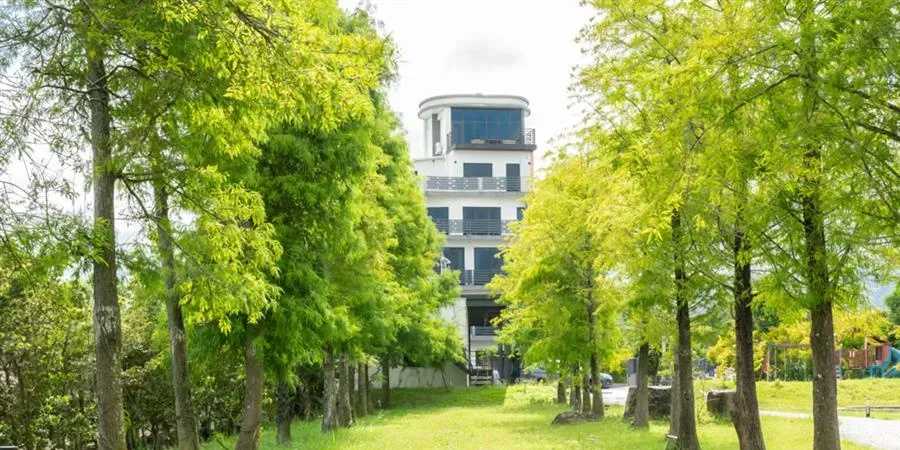 宜蘭芊芊河畔包棟民宿-庭院草地與植栽