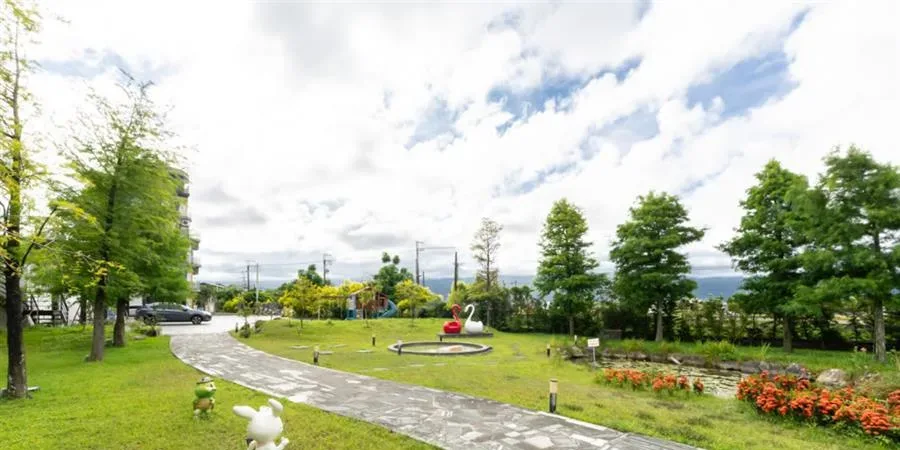 宜蘭芊芊河畔包棟民宿-庭院草地與植栽