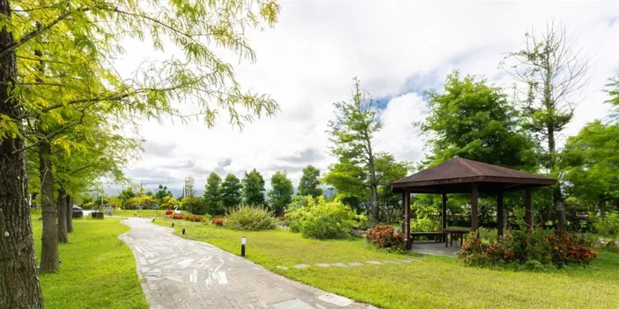 宜蘭芊芊河畔包棟民宿-庭院草地與植栽