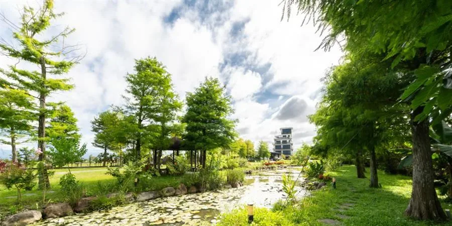宜蘭芊芊河畔包棟民宿-庭院草地與植栽