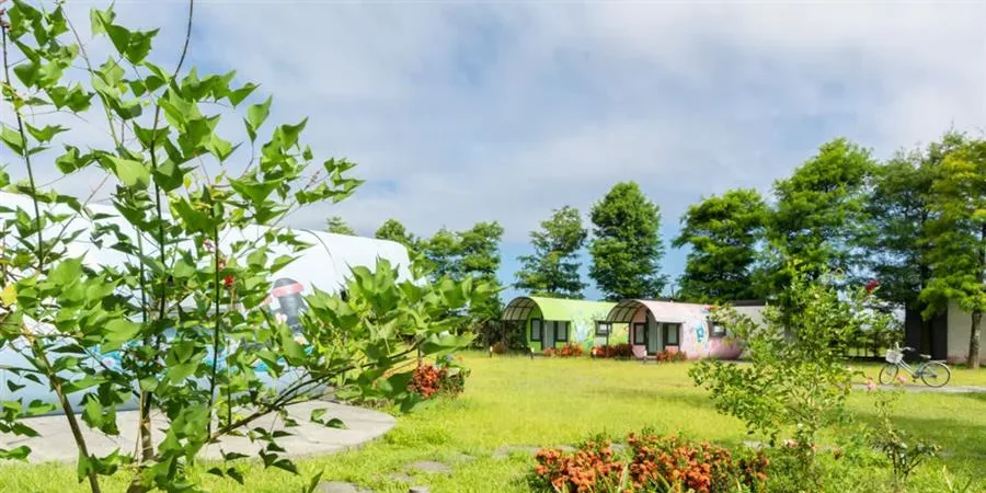 宜蘭芊芊河畔包棟民宿-庭院草地與植栽