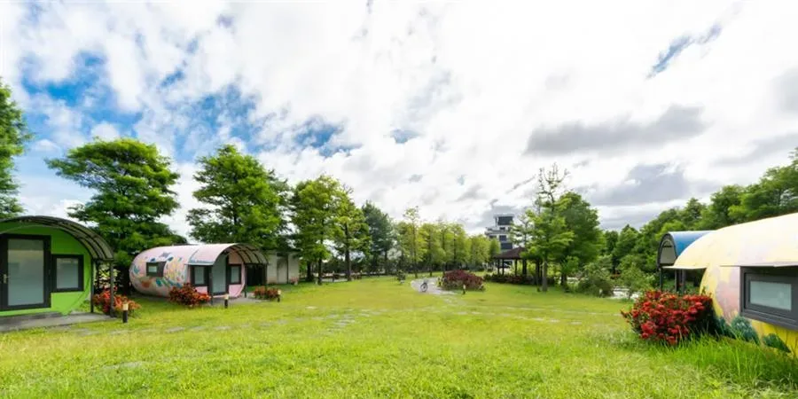 宜蘭芊芊河畔包棟民宿-庭院草地與植栽